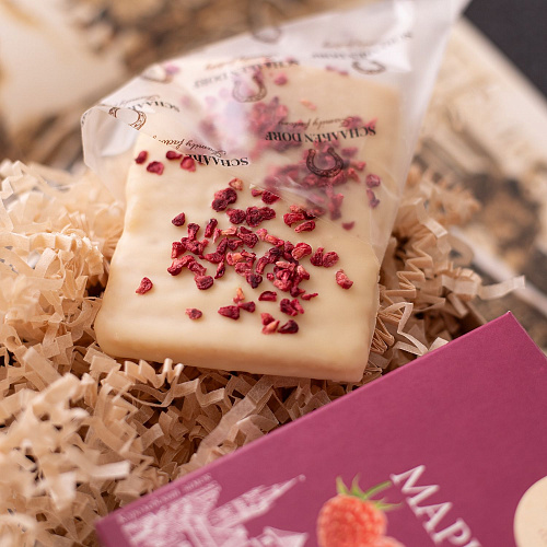 Марципановая плитка в белом шоколаде с малиной