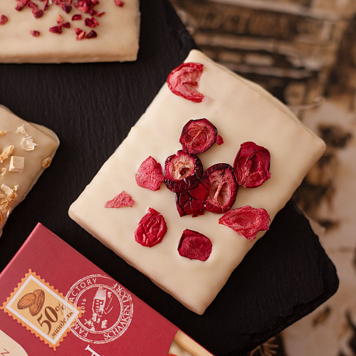 Марципановая плитка в белом шоколаде с клюквой