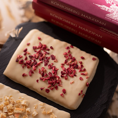 Марципановая плитка в белом шоколаде с малиной